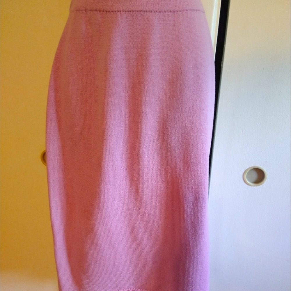 St John knit skirt in pink. NWT